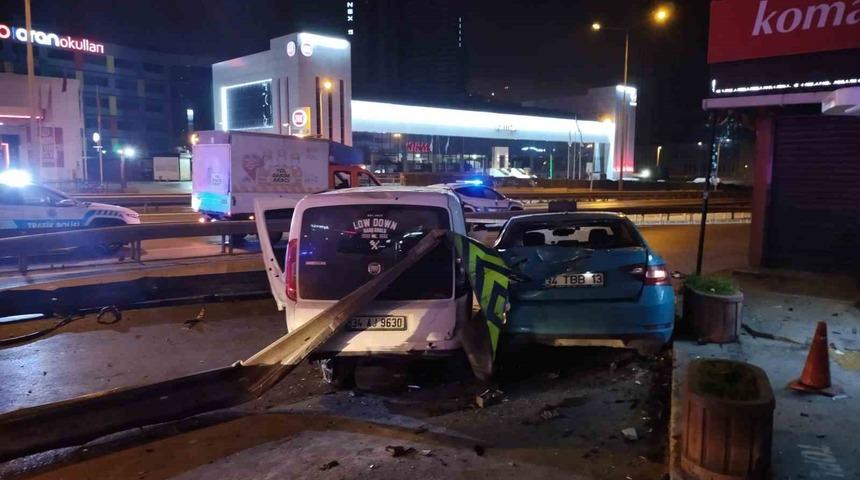 Kartal’da kontrolden çıkan araç bariyerlere ve park halindeki taksiye çarptı: 4 yaralı