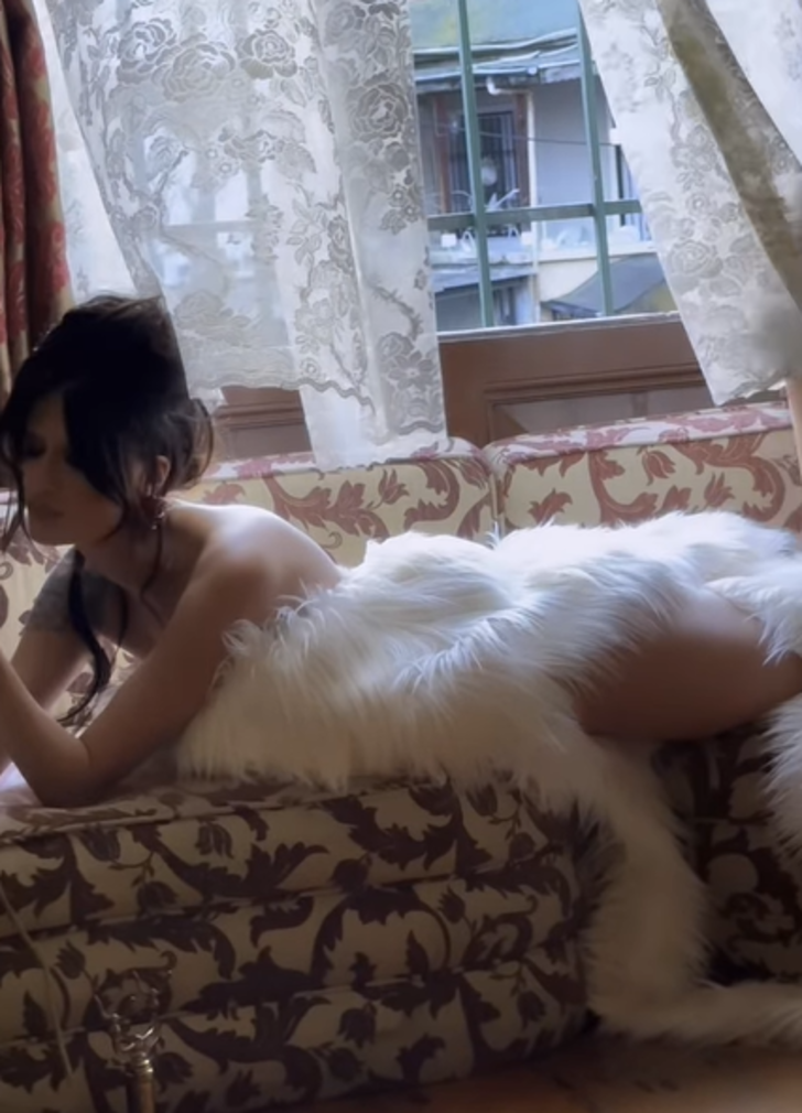 Didem Soydan yine sınır tanımadı! Posta sarınıp, uzandı... Cesur tarzına yorum yağdı  G3