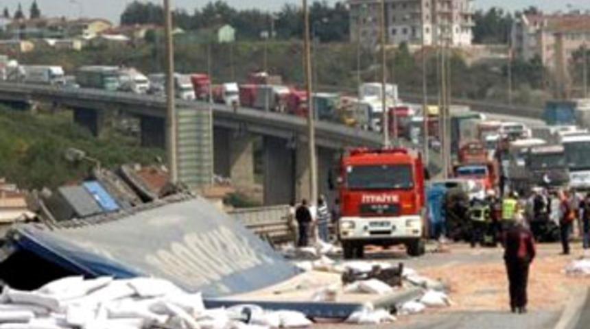 Fıstık y&uuml;kl&uuml; kamyon 4 par&ccedil;aya b&ouml;l&uuml;nd&uuml;
