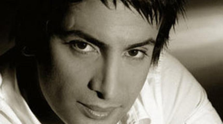 &Uuml;nl&uuml; şarkıcı ucuz atlattı