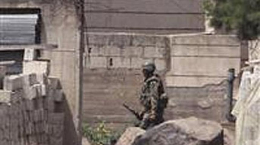 Suriyeli askerler Türk bayrağını indirdi