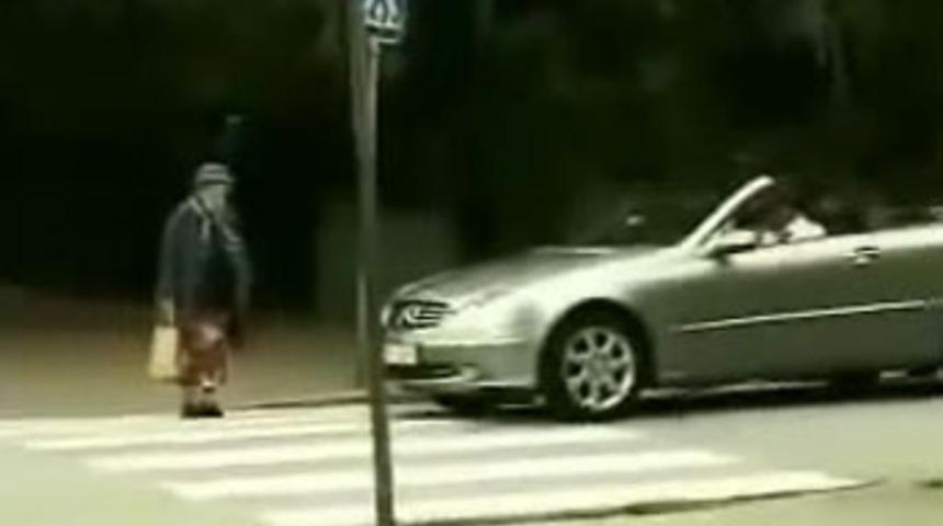 Yaşlı kadın şof&ouml;r&uuml; b&ouml;yle nakavt etti!