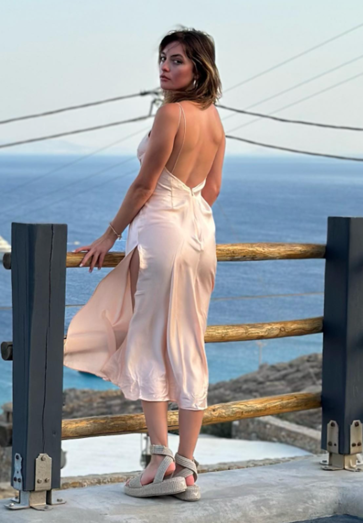 Melis Sezen gömleğinin altına hiçbir şey giymedi! Yorum yağdı... 'Ayrılık yaramış' dedirtti G5