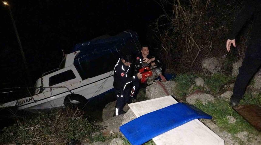 Manavgat Irmağı’nda batan tekneye vinçli kurtarma