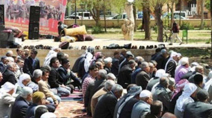 Apo posterli Cuma namazı