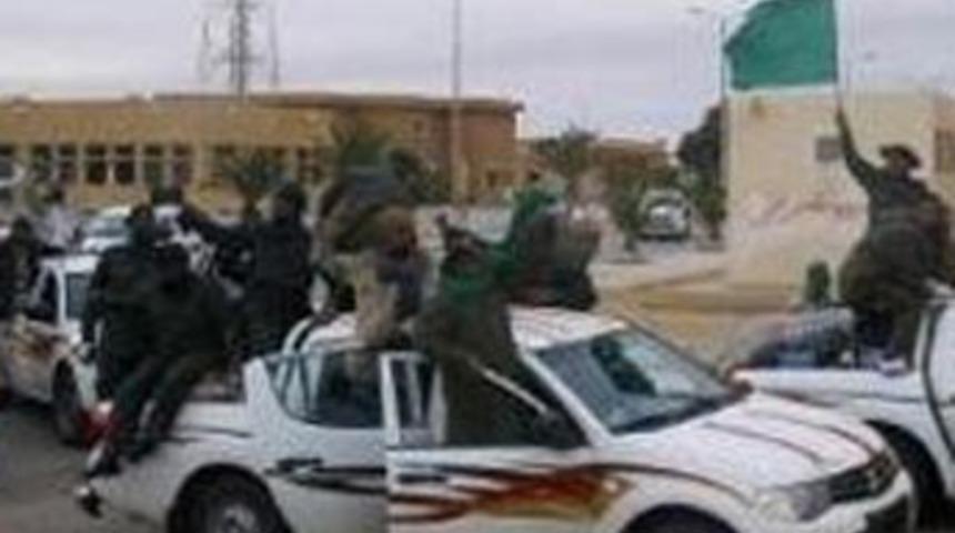 İsyancılar Brega'dan geri &ccedil;ekiliyor