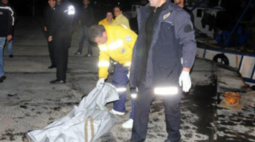 G&ouml;zlerini eşarpla bağladı, &ouml;l&uuml;me atladı