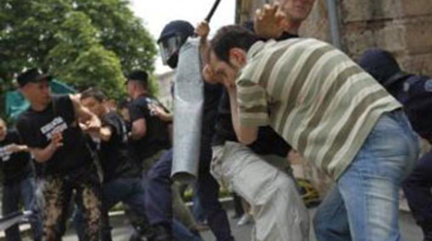 Camiye saldırdılar, Türkleri dövdüler