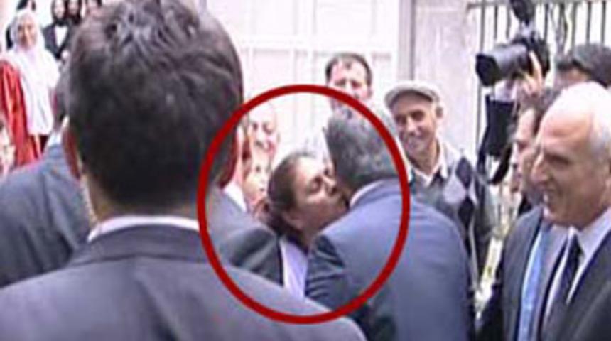 Cumhurbaşkanı G&uuml;l &ouml;pme ısrarına dayanamadı