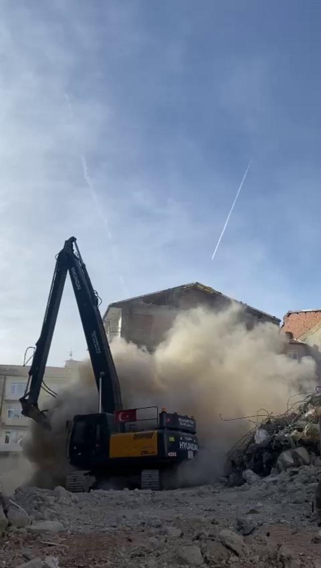 Elazığ’da ağır hasarlı binaların yıkımı sürüyor