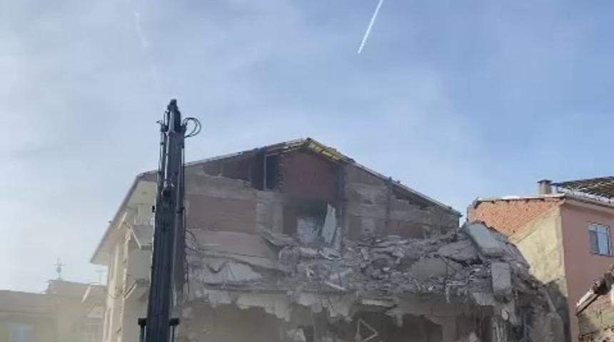 Elazığ’da ağır hasarlı binaların yıkımı sürüyor