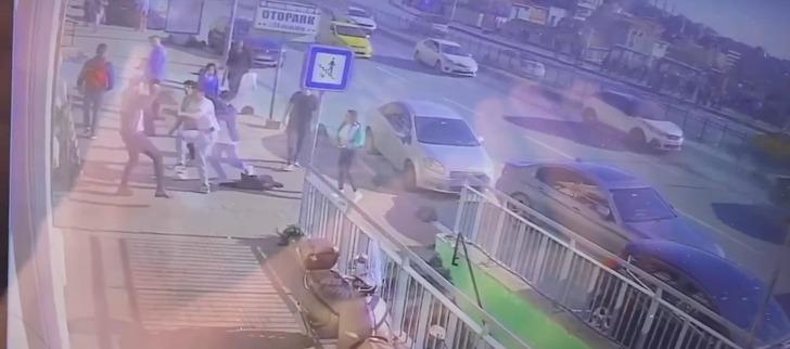 Genç çifte İstanbul'un göbeğinde dayak! Araya girenler bile zorlandı: 15 bin detayı dikkat çekti G1