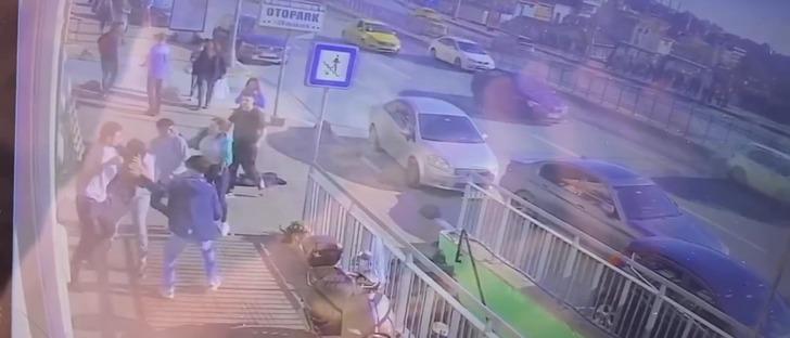 Genç çifte İstanbul'un göbeğinde dayak! Araya girenler bile zorlandı: 15 bin detayı dikkat çekti G3