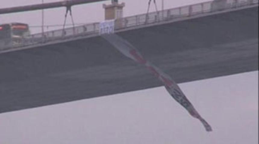 Boğaz K&ouml;pr&uuml;s&uuml;'ne 'idam' pankartı