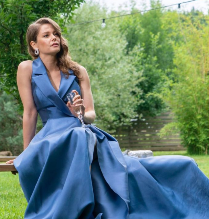 'Camdaki Kız'ın Nalan'ı Burcu Biricik'ten hamilelik pozları geldi... Eşi ve arkadaşlarıyla göbeğini yarıştırdığı esprili poz gündem oldu G1