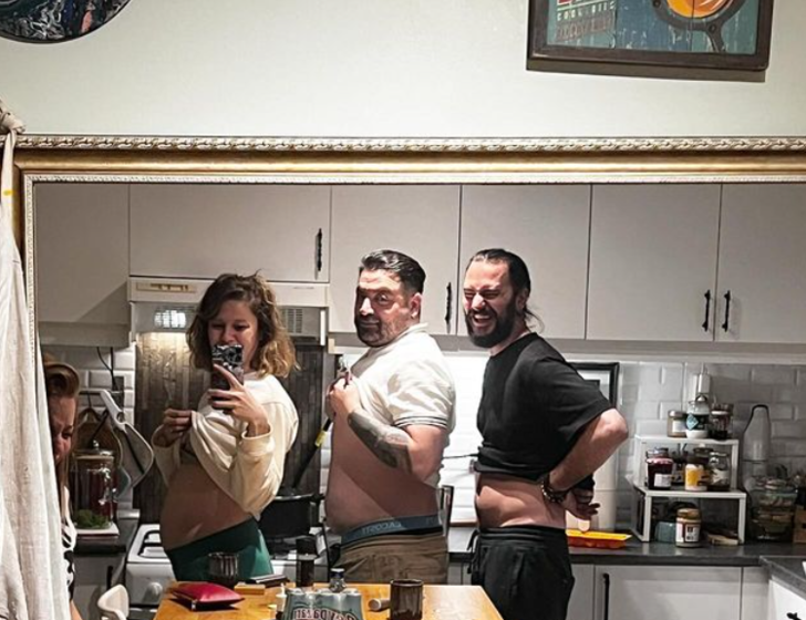 'Camdaki Kız'ın Nalan'ı Burcu Biricik'ten hamilelik pozları geldi... Eşi ve arkadaşlarıyla göbeğini yarıştırdığı esprili poz gündem oldu G3