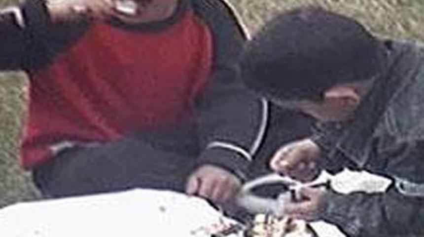 Kavşakta doğum g&uuml;n&uuml; kutladılar