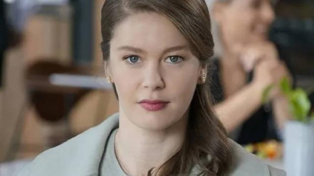 'Camdaki Kız'ın Nalan'ı Burcu Biricik'ten hamilelik pozları geldi... Eşi ve arkadaşlarıyla göbeğini yarıştırdığı esprili poz gündem oldu