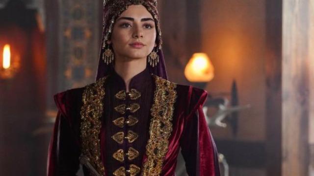 Kuruluş Osman'ın Bala Hatun’u Özge Törer tarzıyla ödül törenine damga vurdu! Bir bakan bir daha baktı 