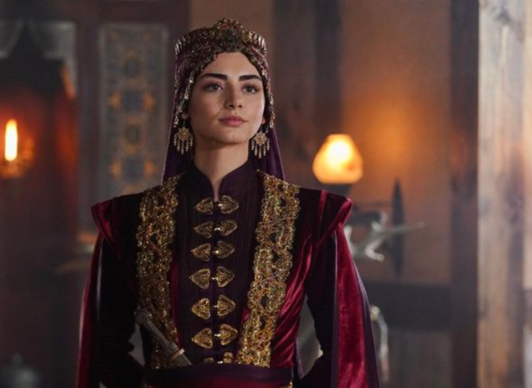 Kuruluş Osman'ın Bala Hatun&rsquo;u &Ouml;zge T&ouml;rer tarzıyla &ouml;d&uuml;l t&ouml;renine damga vurdu! Bir bakan bir daha baktı 