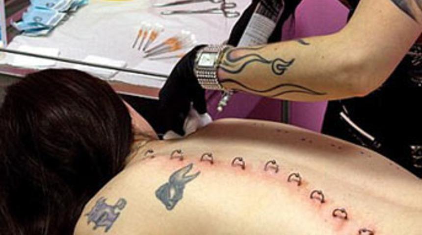 Sırtlarını deldirip fiyonk attırıyorlar