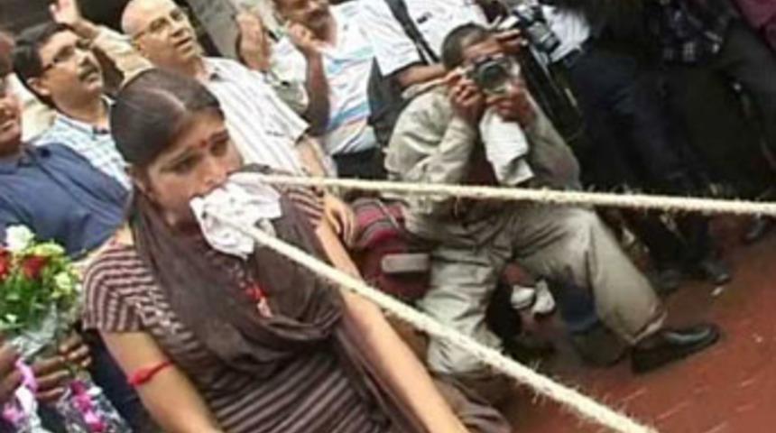 Hintli kadın dişleriyle kamyon &ccedil;ekti