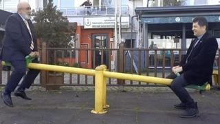 Büyükşehir belediye başkan adayları parkta karşılaştı, beraber tahterevalliye bindi