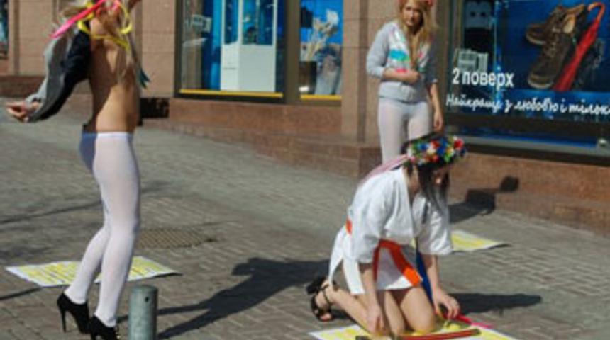 "Cinayeti protesto" i&ccedil;in soyundular