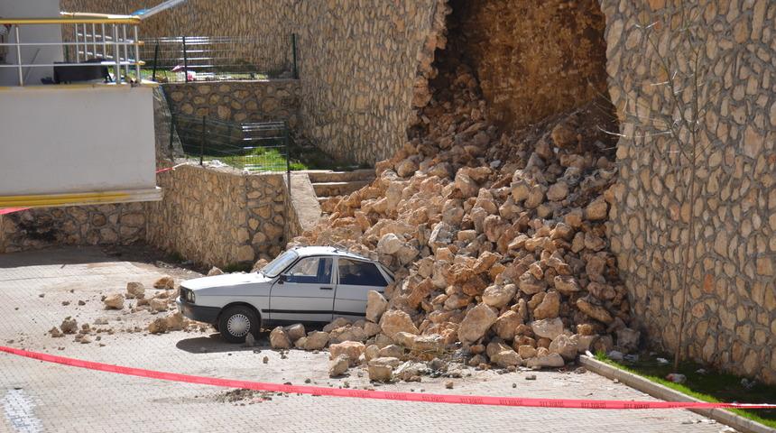 Adıyaman'da yıkılan istinat duvarı bir otomobilde hasara yol açtı