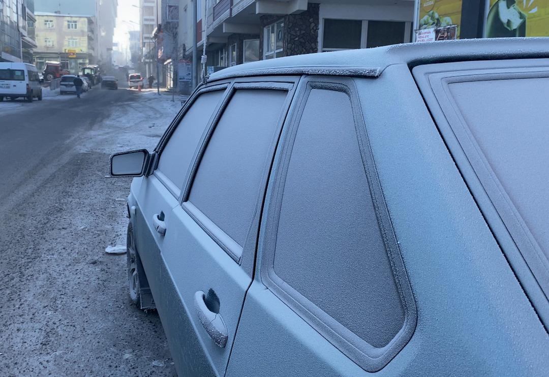 T&uuml;rkiye&rsquo;nin en soğuk noktası oldu! Arabalar bile buz tuttu gelen g&ouml;r&uuml;nt&uuml;ler şaşırttı&hellip;