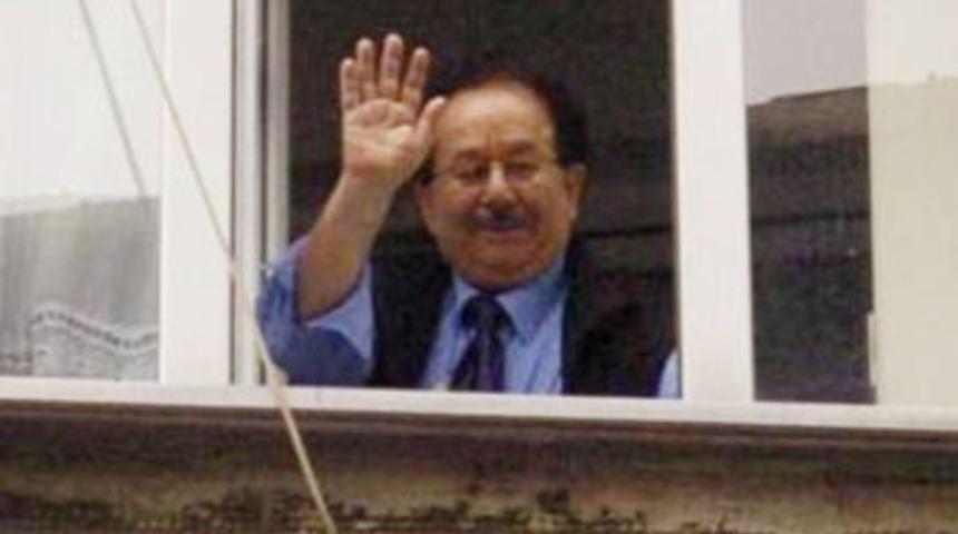 Beyaz hoca pencereden deme&ccedil; verdi