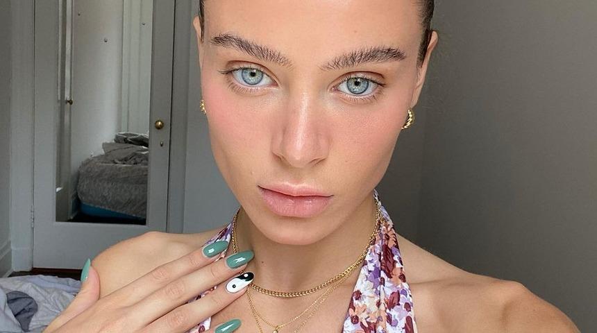 Eski yetişkin film yıldızı Lana Rhoades frikik vermekten son anda kurtuldu! Tartışma yaratan kıyafetiyle yeniden sosyal medyada gündem oldu