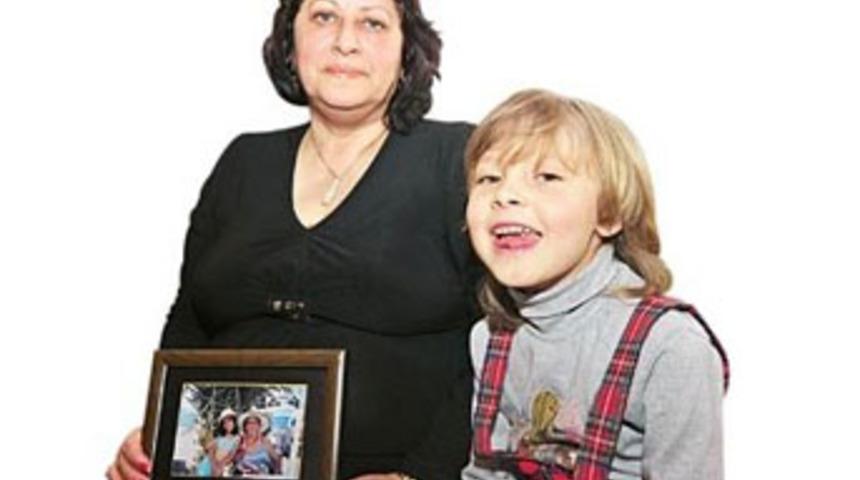 Annesini ve kızını doğurdu