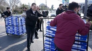 Tam 367 bin dilekçe! İBB binasına işte böyle geldiler: ‘Paylaşımlı Yolculuk Yönetmeliği’ için ‘el arabalı’ talep