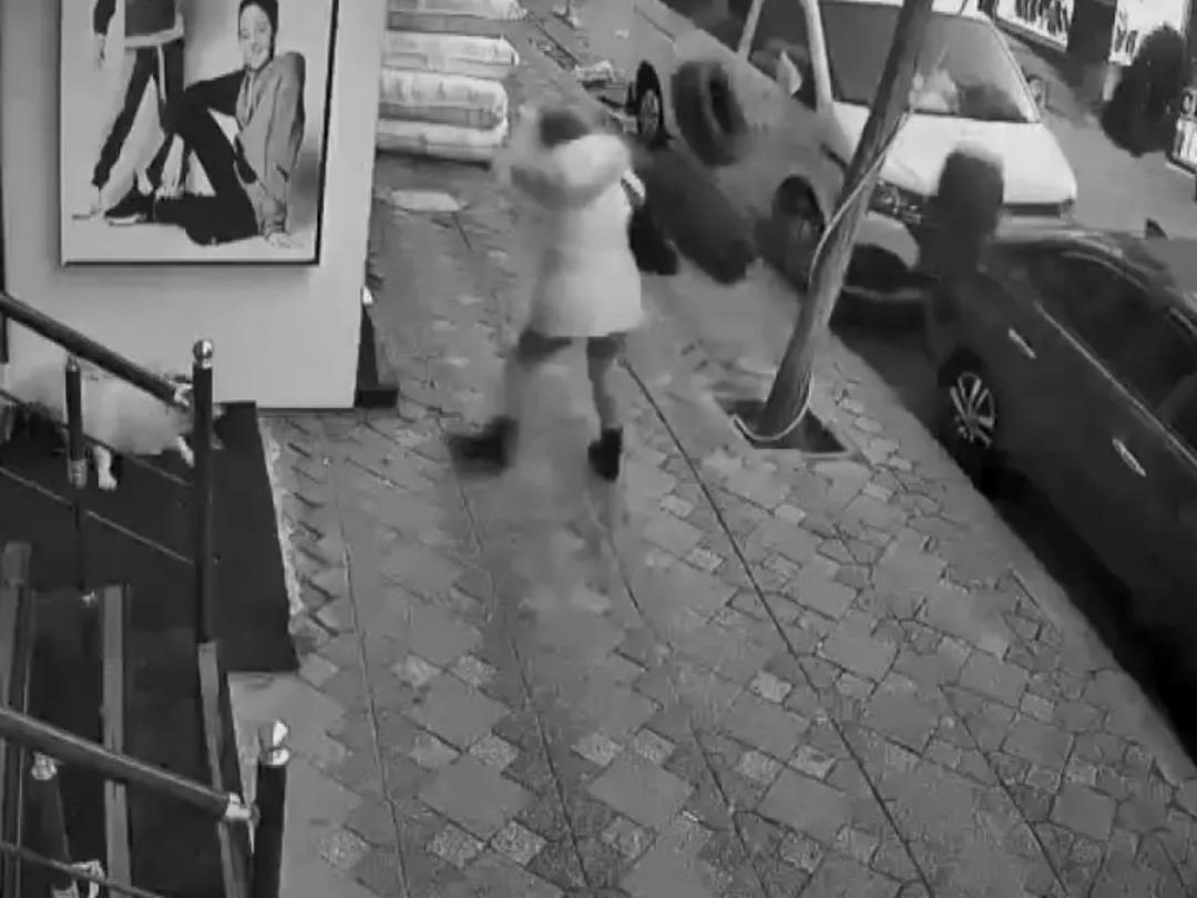 İstanbul'da dehşet! Havadan lastik yağdı, &ouml;l&uuml;mden son anda kurtuldu