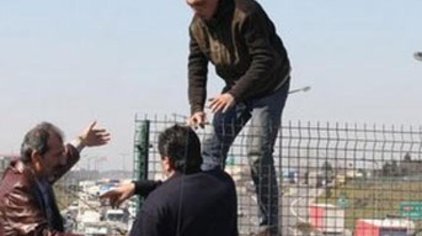 K&ouml;pr&uuml;ye &ccedil;ıkan gen&ccedil;, trafiği fel&ccedil; etti!