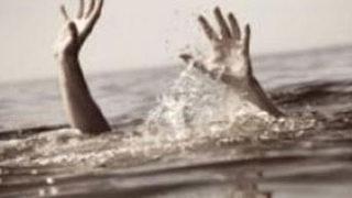 Bakamadığı kızlarını nehre attı