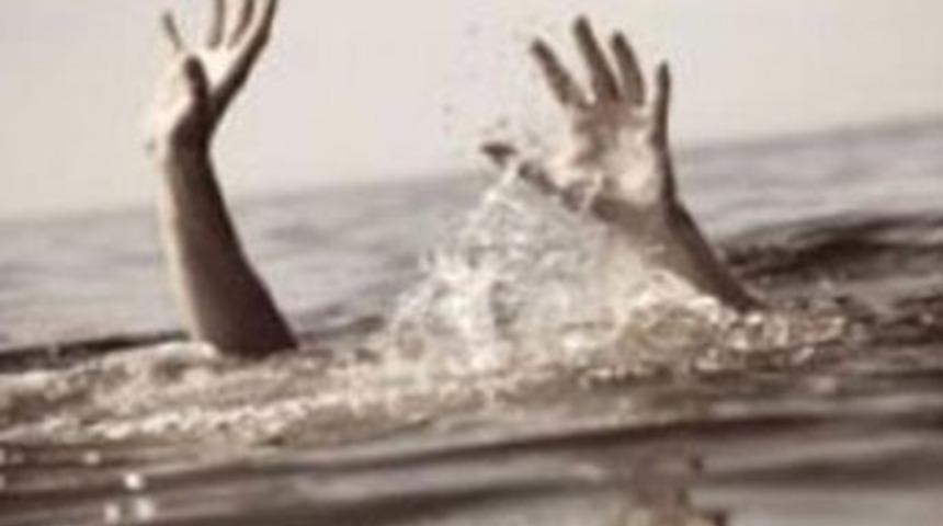 Bakamadığı kızlarını nehre attı