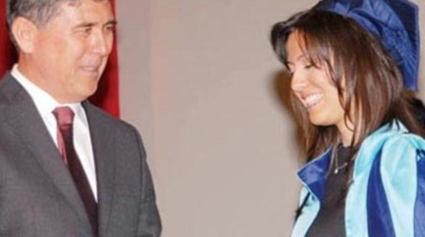 Babasını savunacak