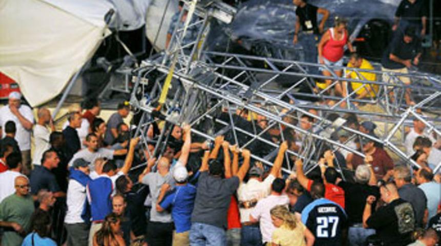 Konserde sahne &ccedil;&ouml;kt&uuml;: 4 &ouml;l&uuml;