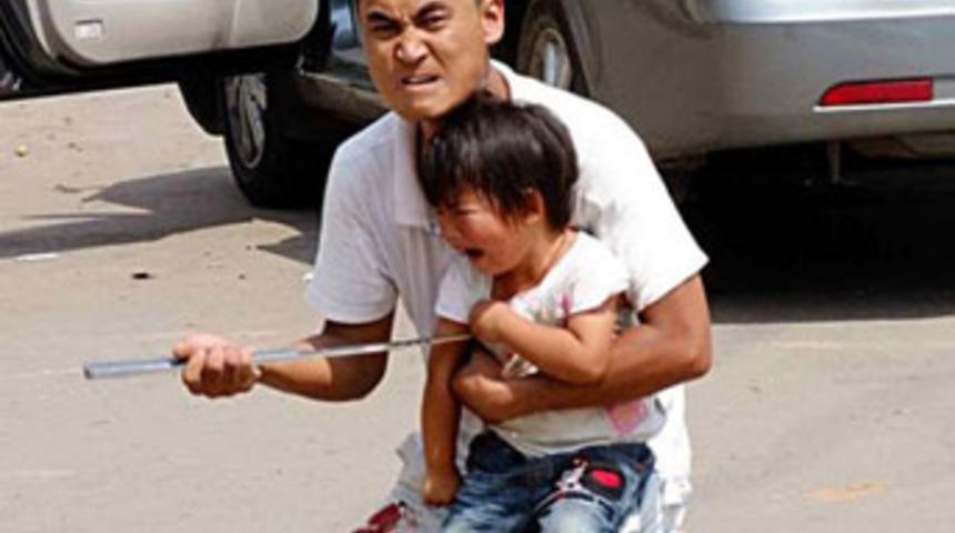 &Ouml;z kızını 'samuray kılıcı'yla rehin aldı