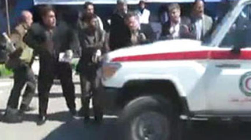 Ambulans yayalara b&ouml;yle daldı