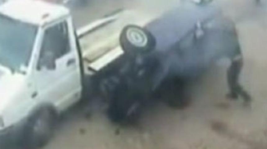 Devrilen arabayı elle durdurdu