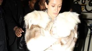 Kanye West'ın eşi Bianca Censori ağızları açık bıraktı! Şeffaf çorabın altına hiçbir şey giymedi