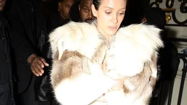 Kanye West'ın eşi Bianca Censori ağızları açık bıraktı! Şeffaf çorabın altına hiçbir şey giymedi