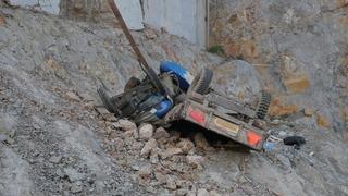 Balıkesir'de devrilen traktörün sürücüsü öldü