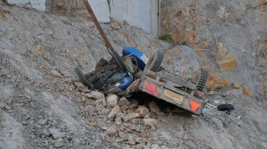 Balıkesir'de devrilen traktörün sürücüsü öldü