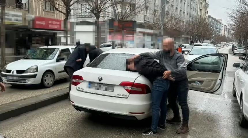 Yüzlerce düzensiz göçmen yakalandı! Kalkan-13 operasyonunu Yerlikaya duyurdu