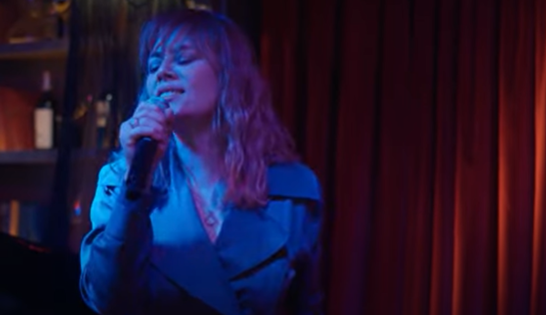 Demet Evgar sahneye &ccedil;ıktı sosyal medya yıkıldı! Sesi ve dansıyla geceye damga vurdu