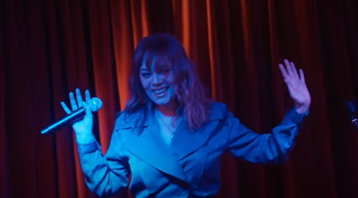 Demet Evgar sahneye çıktı sosyal medya yıkıldı! Sesi ve dansıyla geceye damga vurdu G3